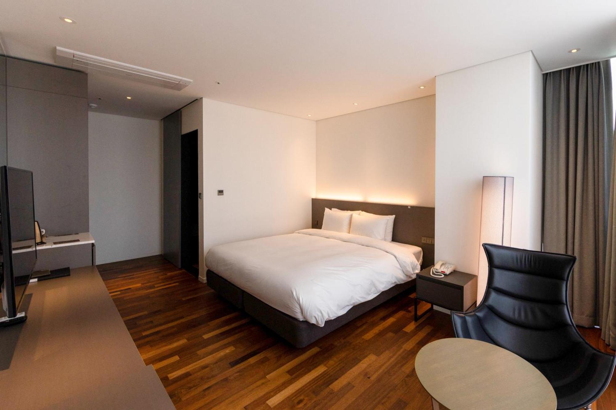 Sky View Hotel Changwon Extérieur photo