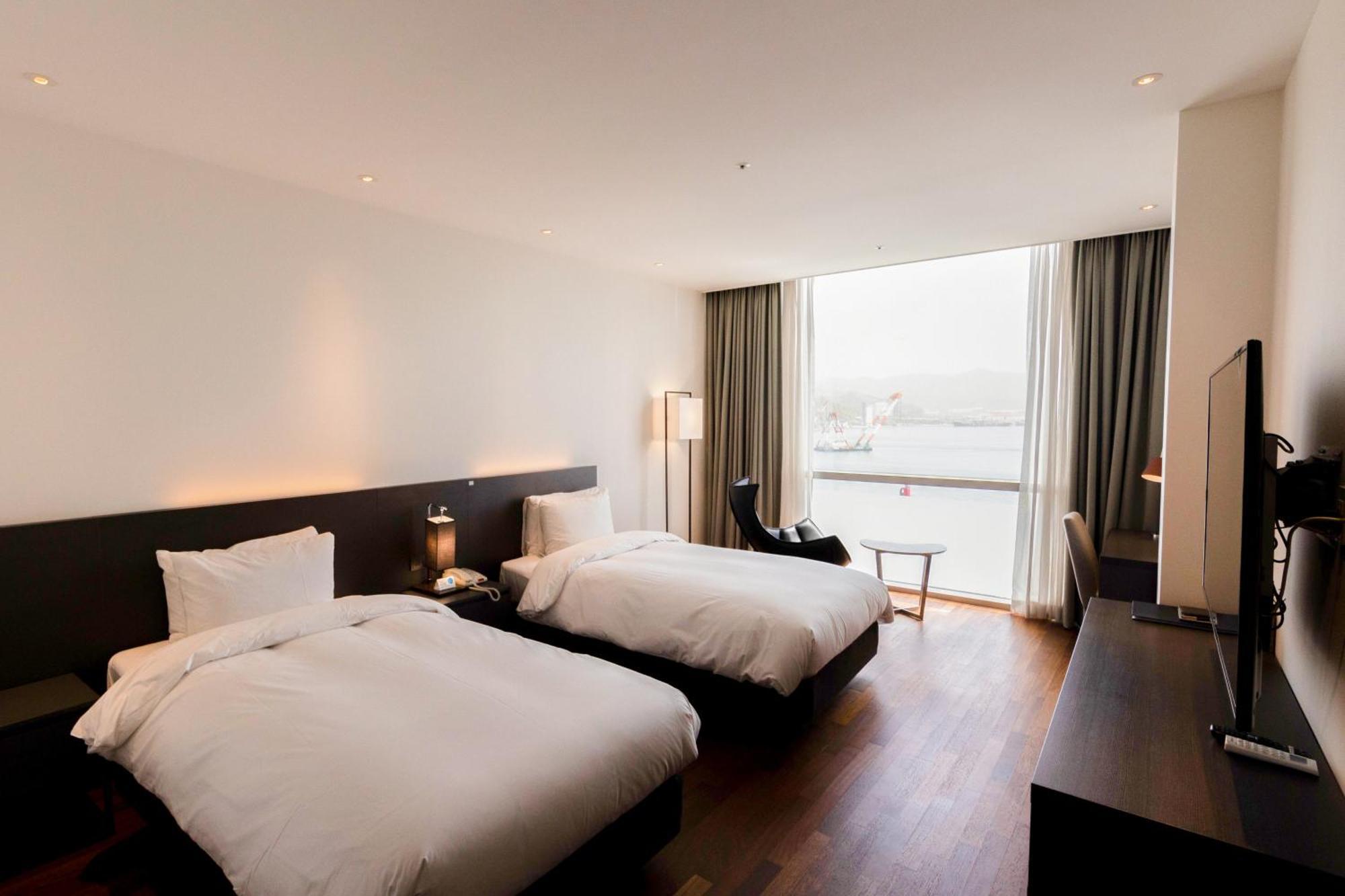 Sky View Hotel Changwon Extérieur photo