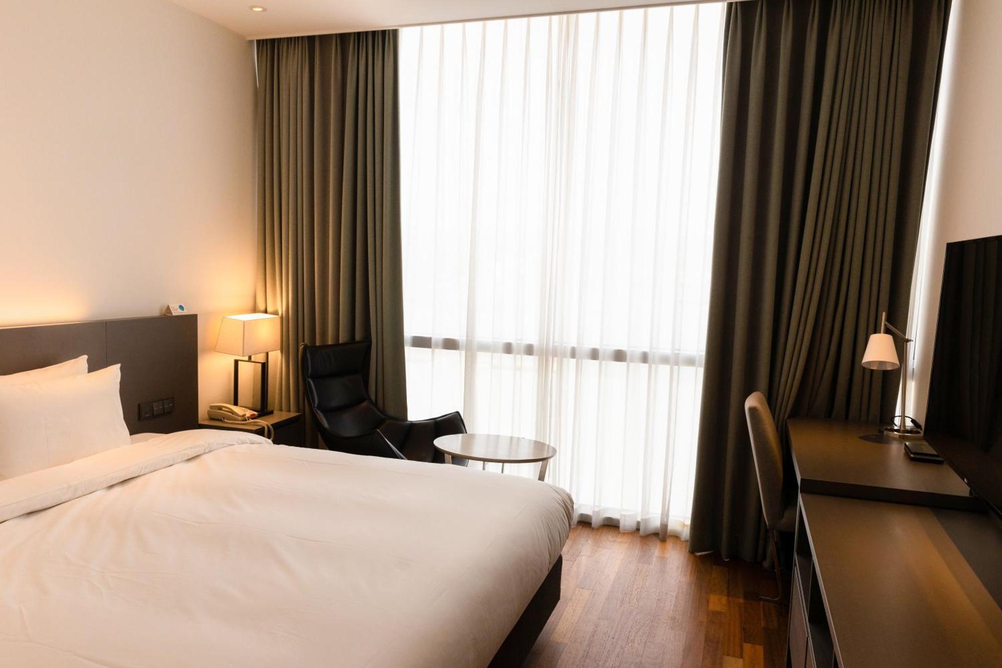 Sky View Hotel Changwon Extérieur photo