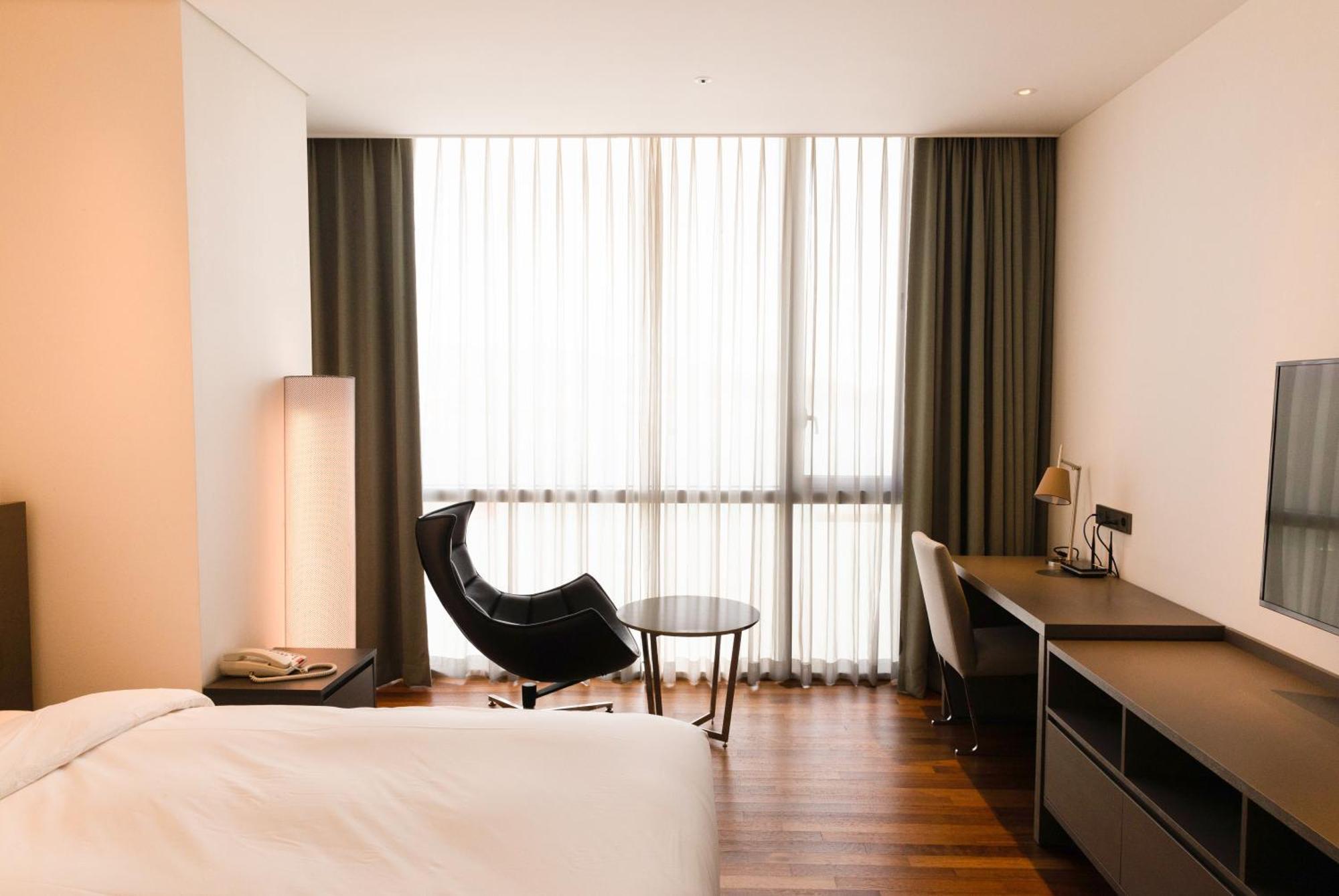 Sky View Hotel Changwon Extérieur photo