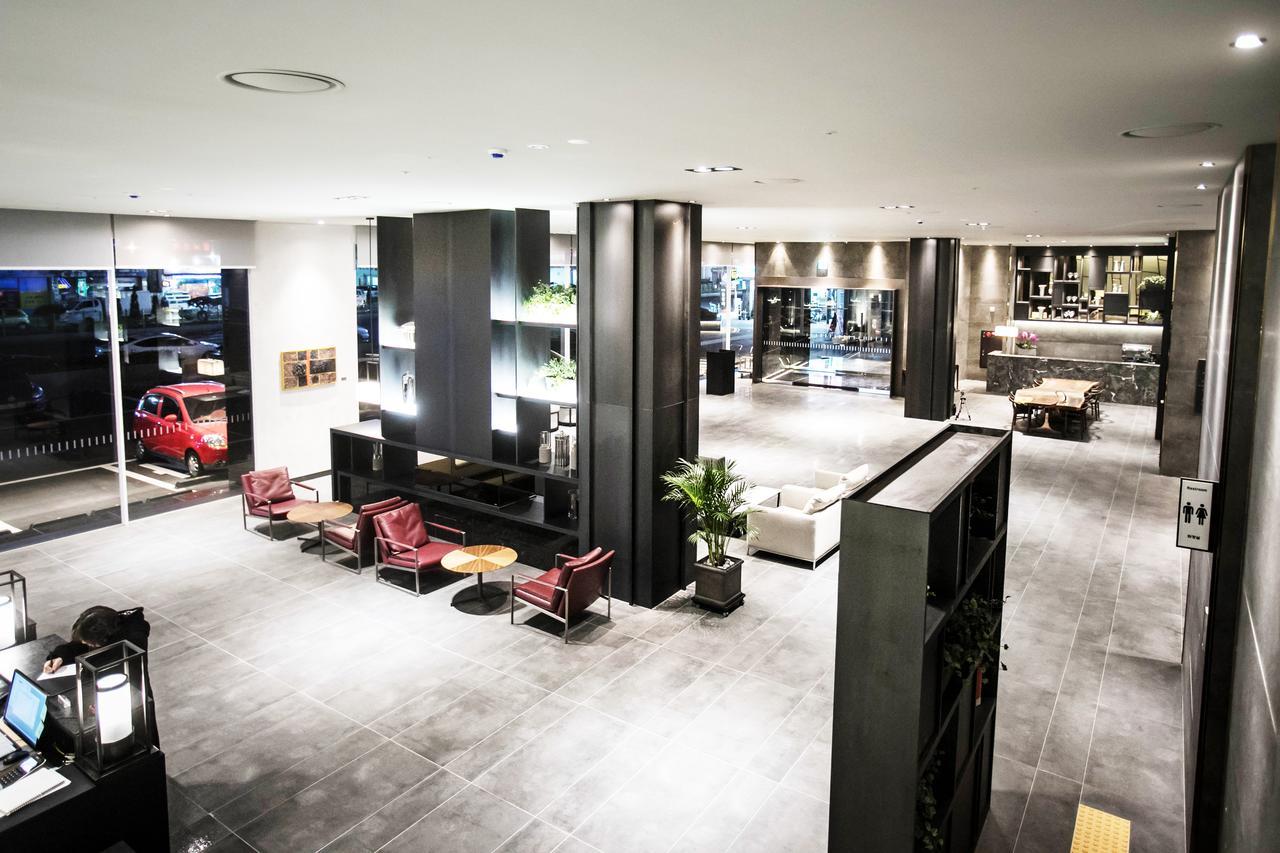 Sky View Hotel Changwon Extérieur photo